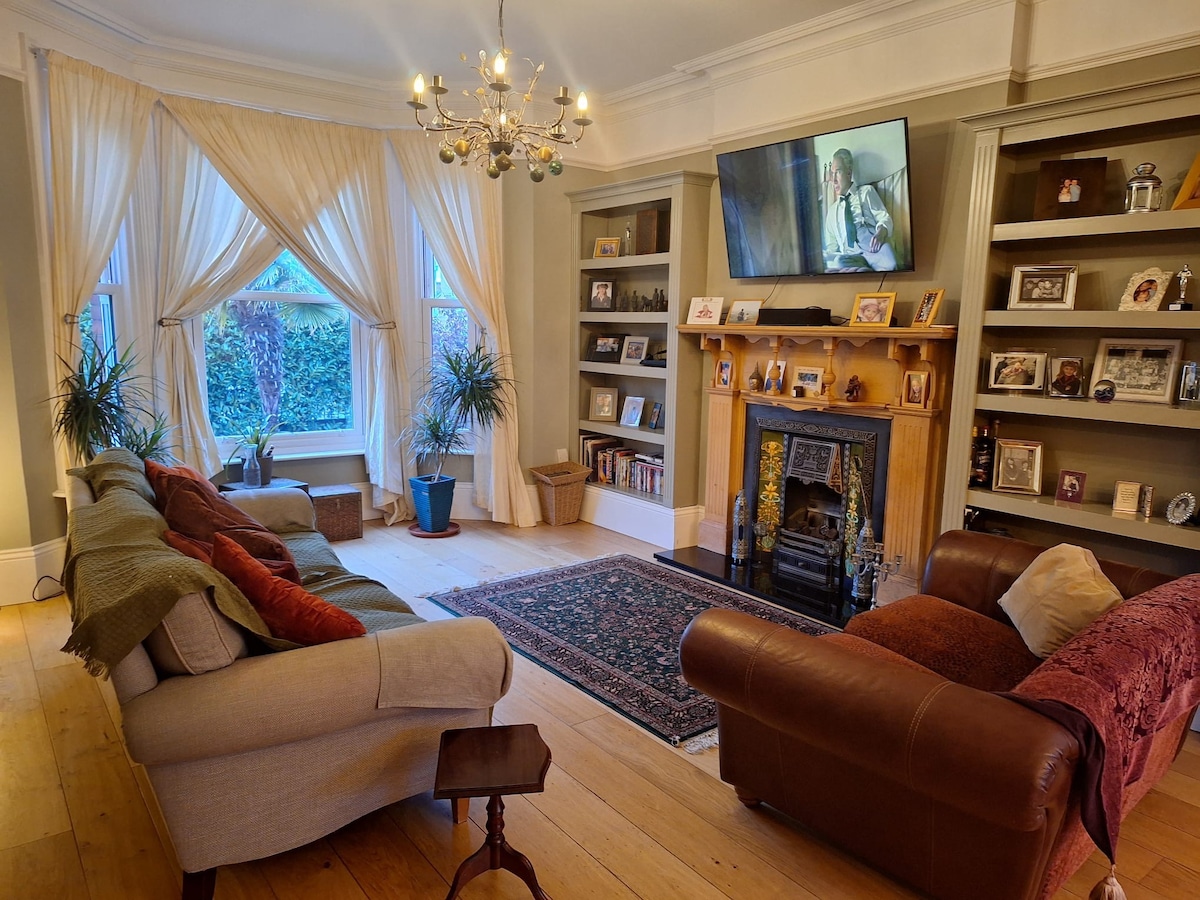 Boutique Period Home with Free Parking | Sleeps 8!