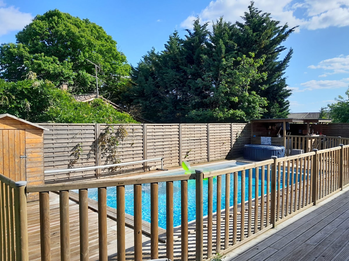 Studio indépendant avec piscine et jacuzzi