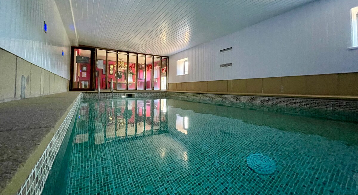 Sleeps 4 Pool Access Peak District National  Park