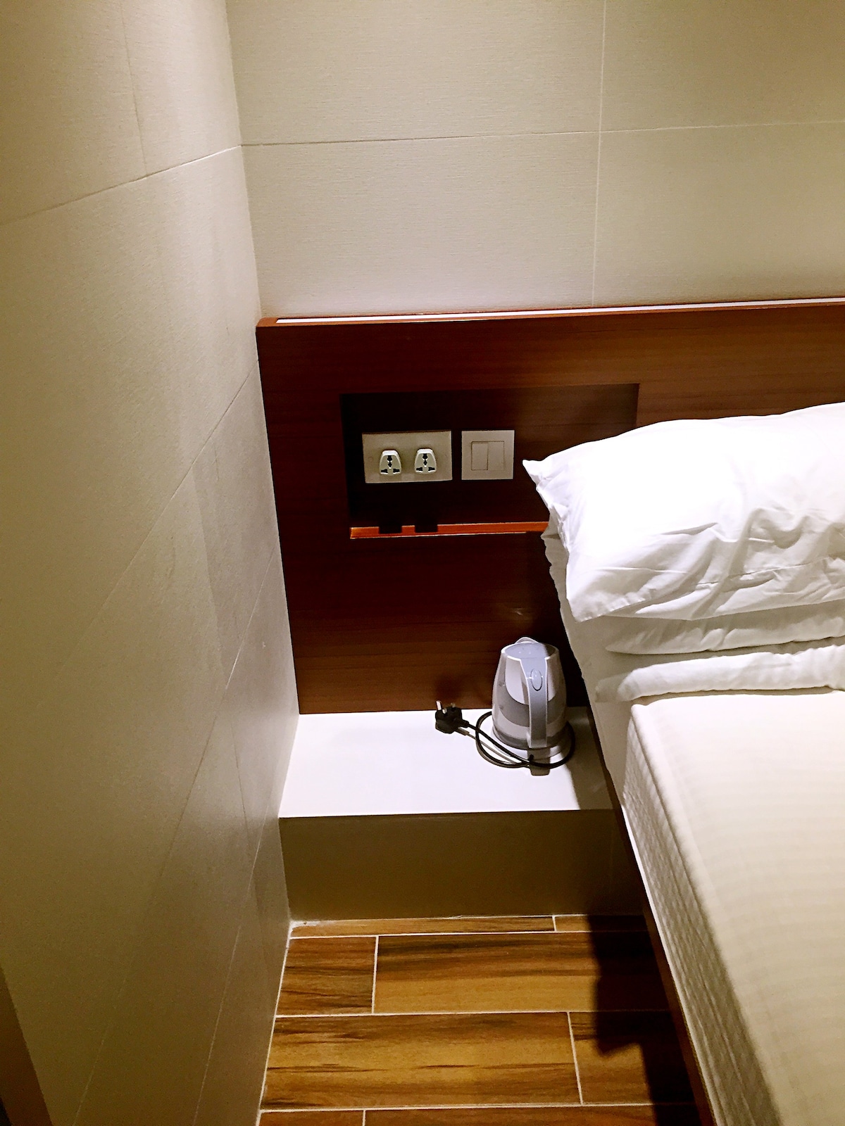 B8-旺角MTR站旁 大床房有窗/獨立衛浴Kam Mun金門賓館