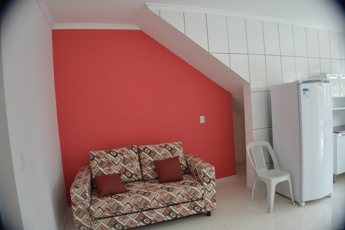 Praia da Enseada Ubatuba的红色公寓
