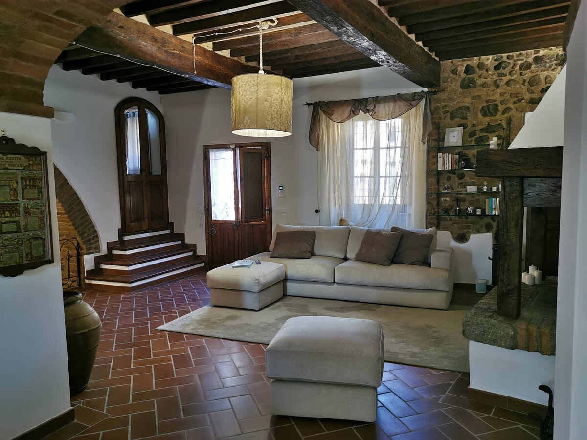 Toscana, Elegante appartamento in un borgo antico