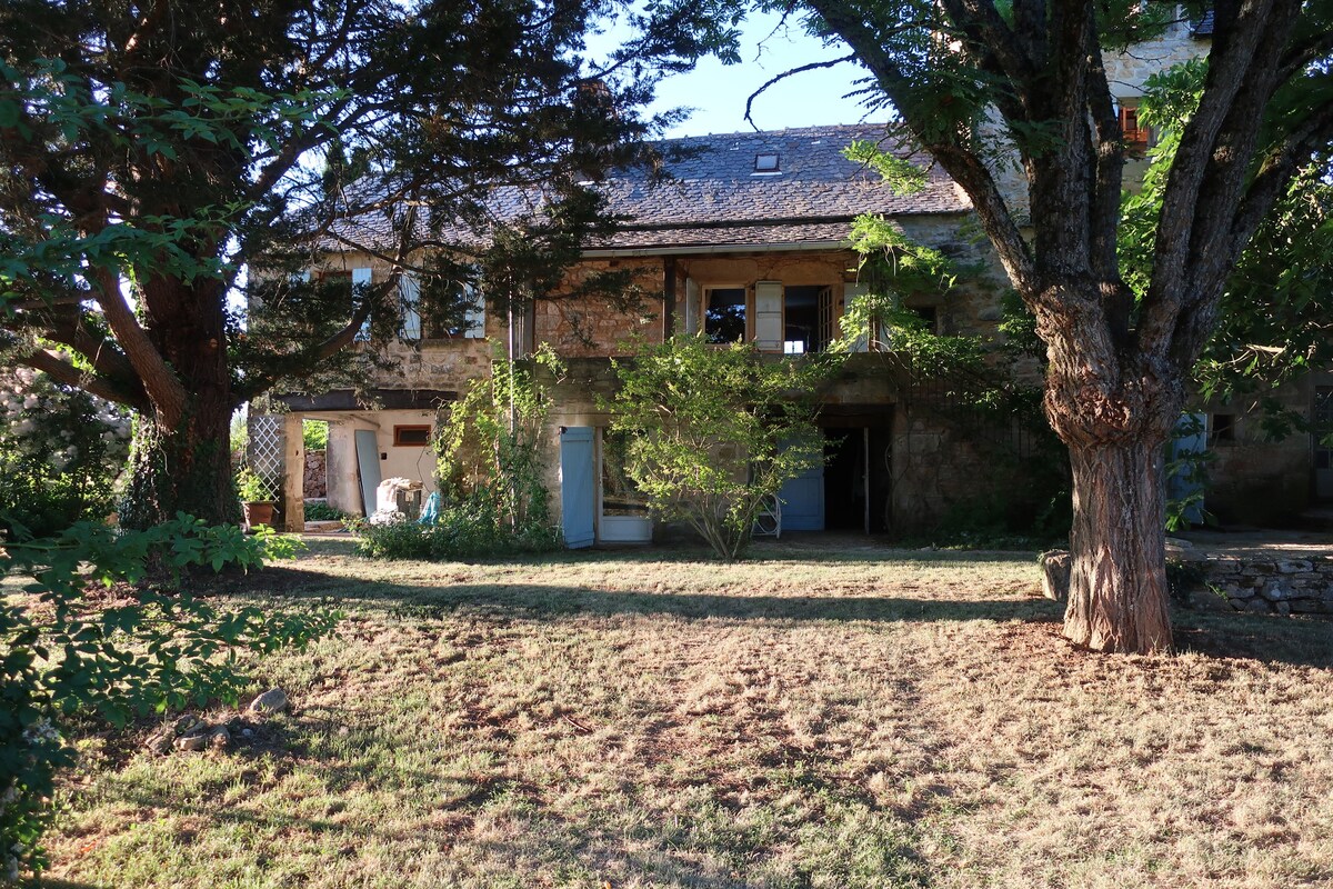 Puylagarde附近迷人的传统农舍