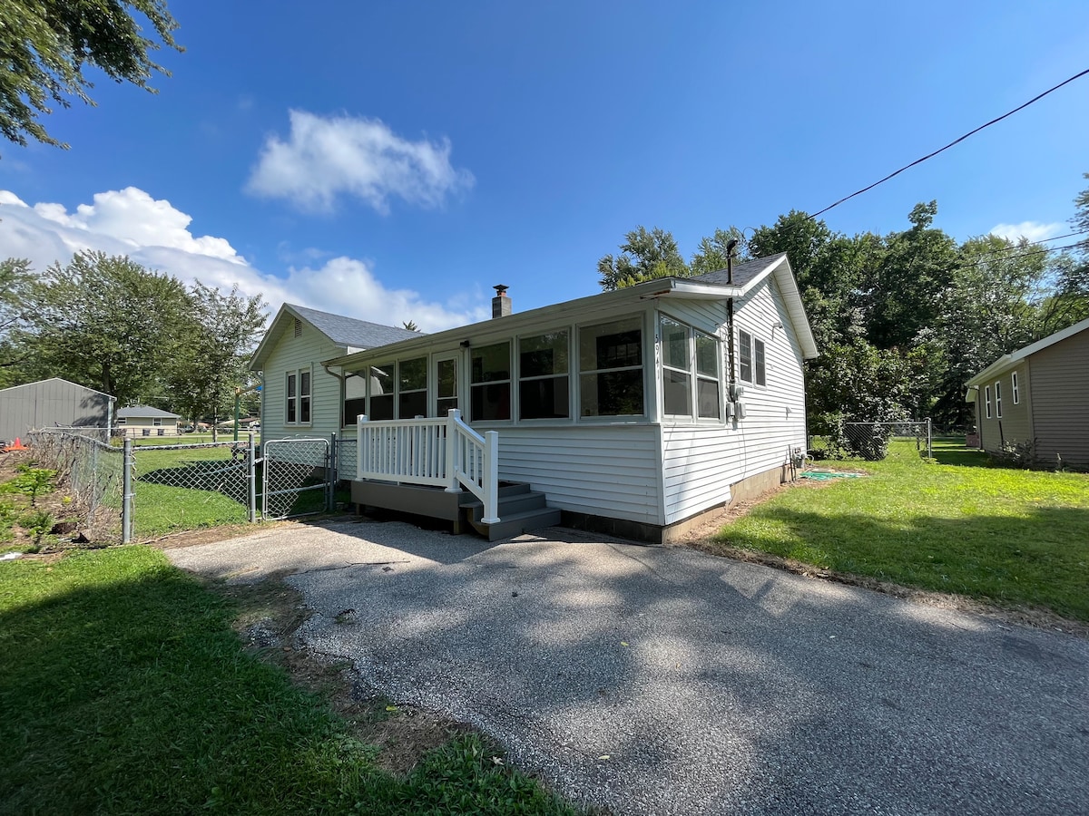 Pet Friendly Cheerful Cottage Lake Steps Away!