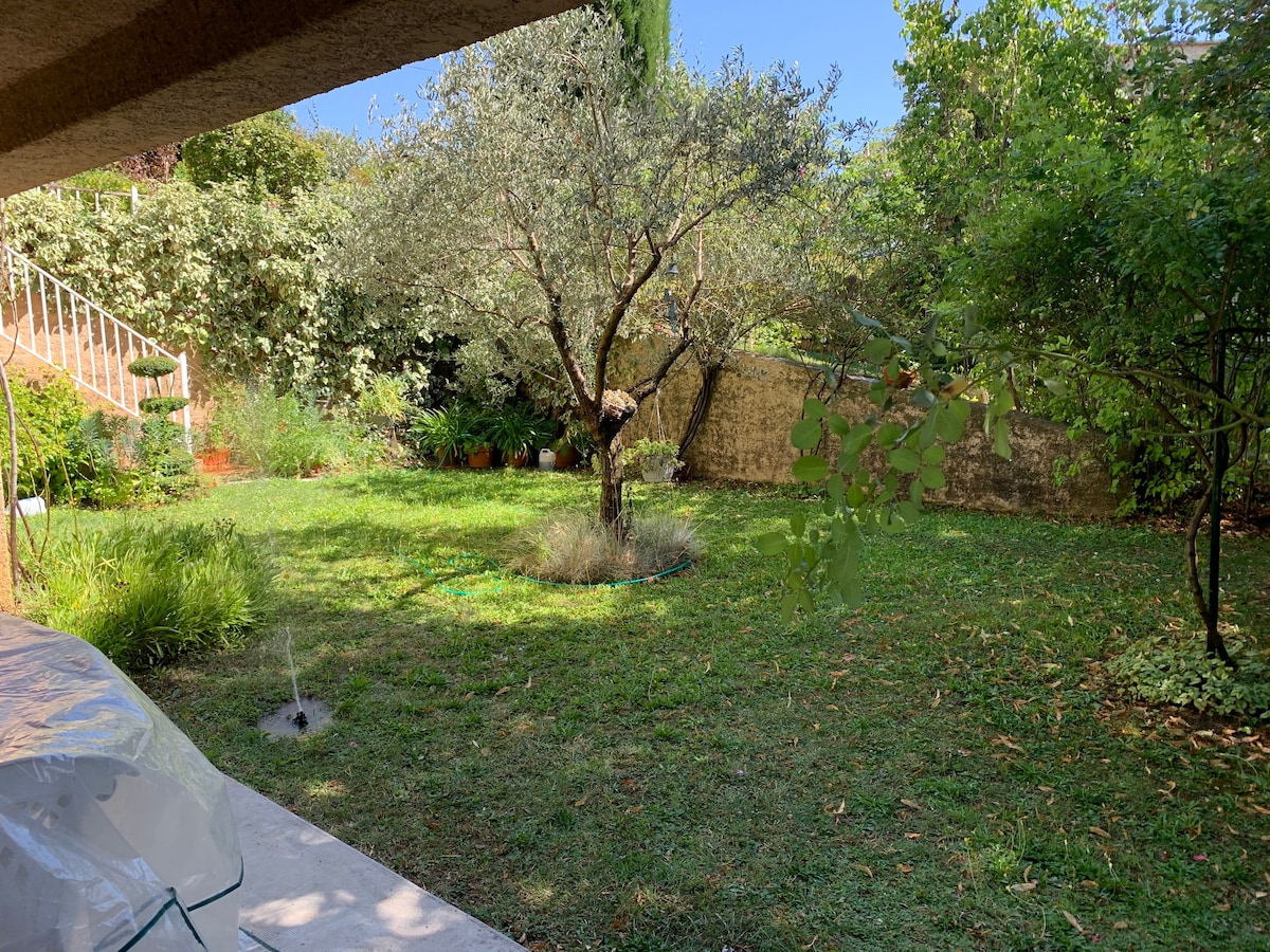 Appartement avec piscine et jardin