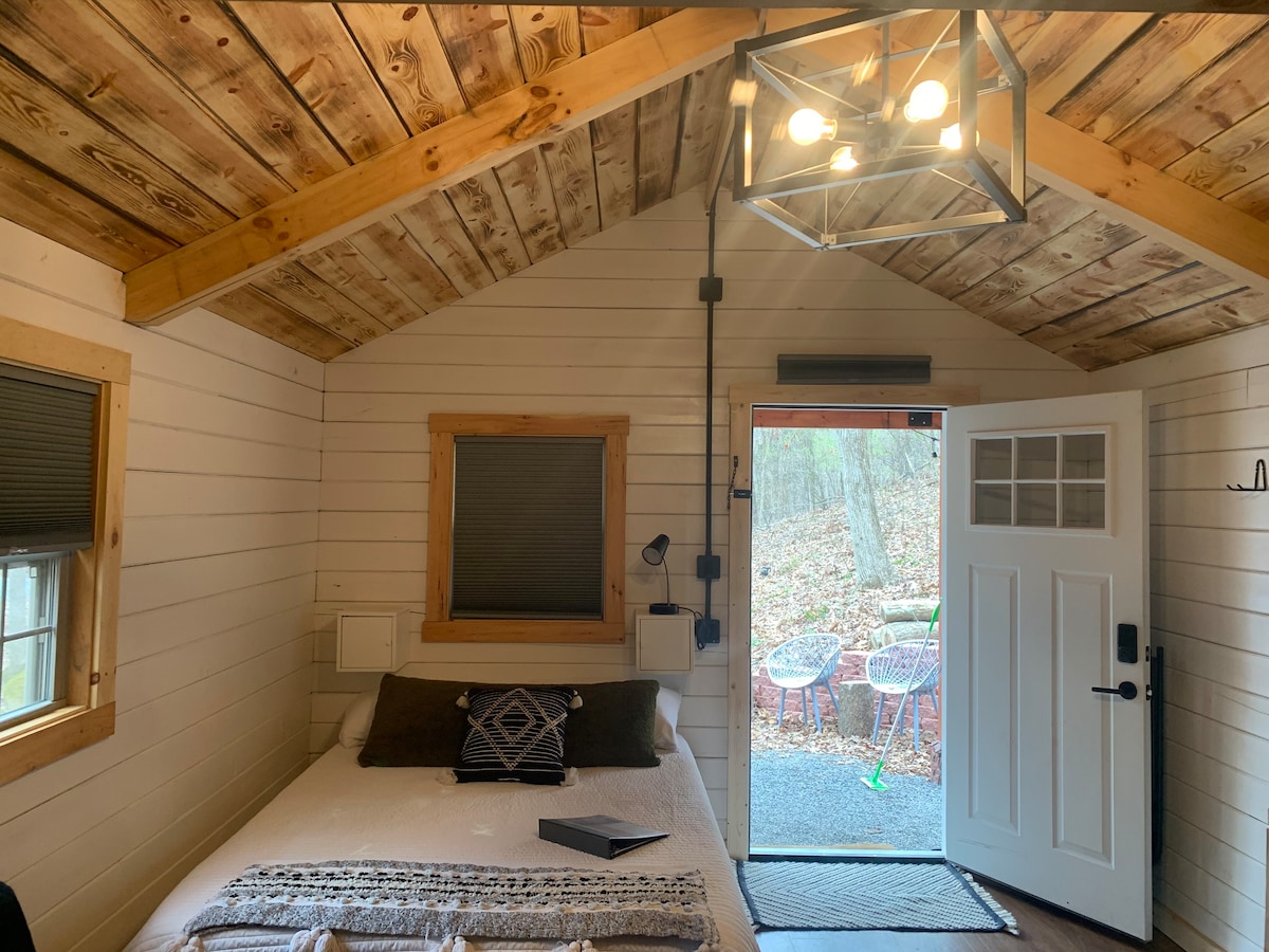 Shawnee Tiny Cabin near Ferne Clyffe with Hot Tub