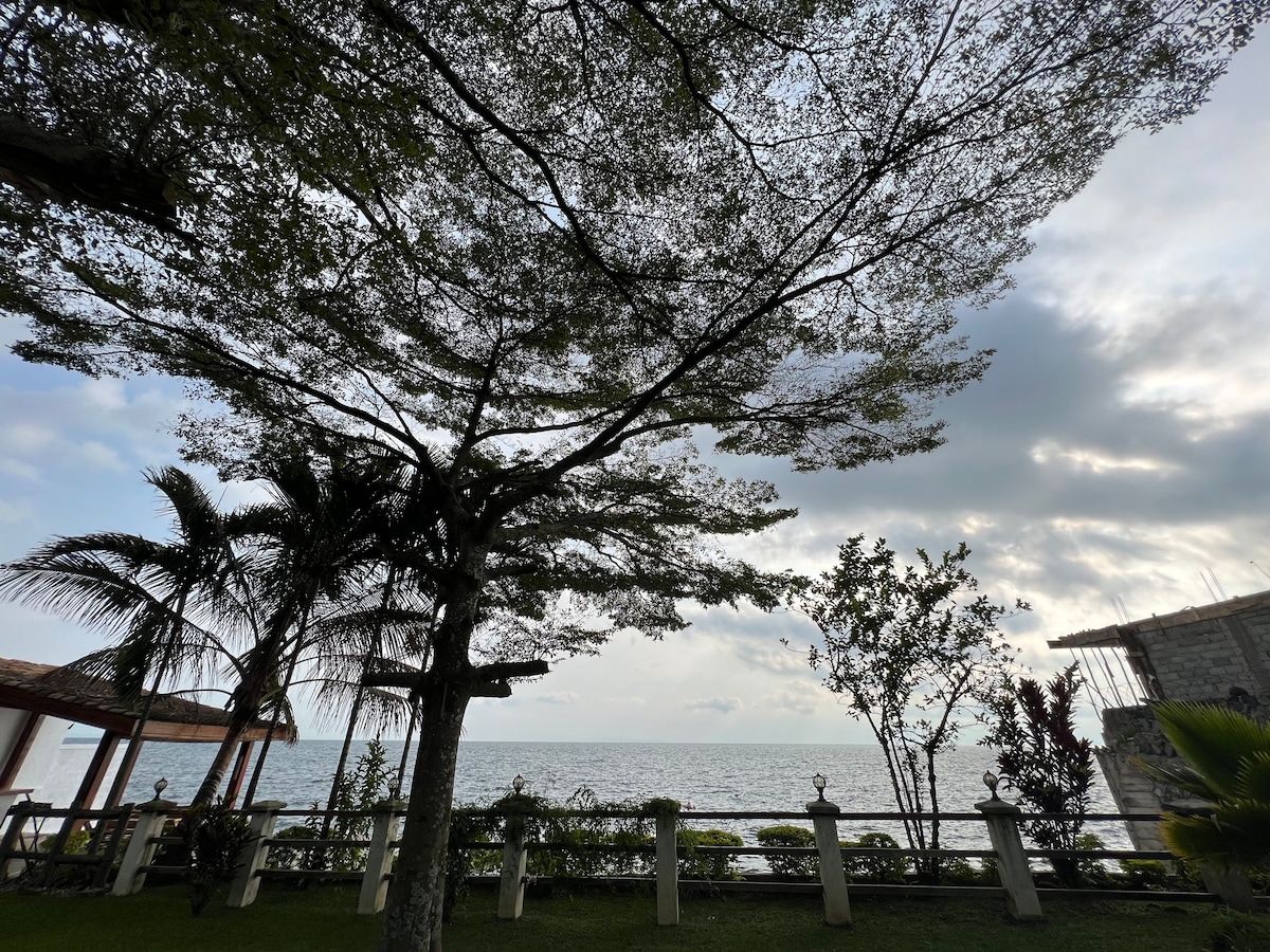 戈马湖畔空间，带美丽的花园