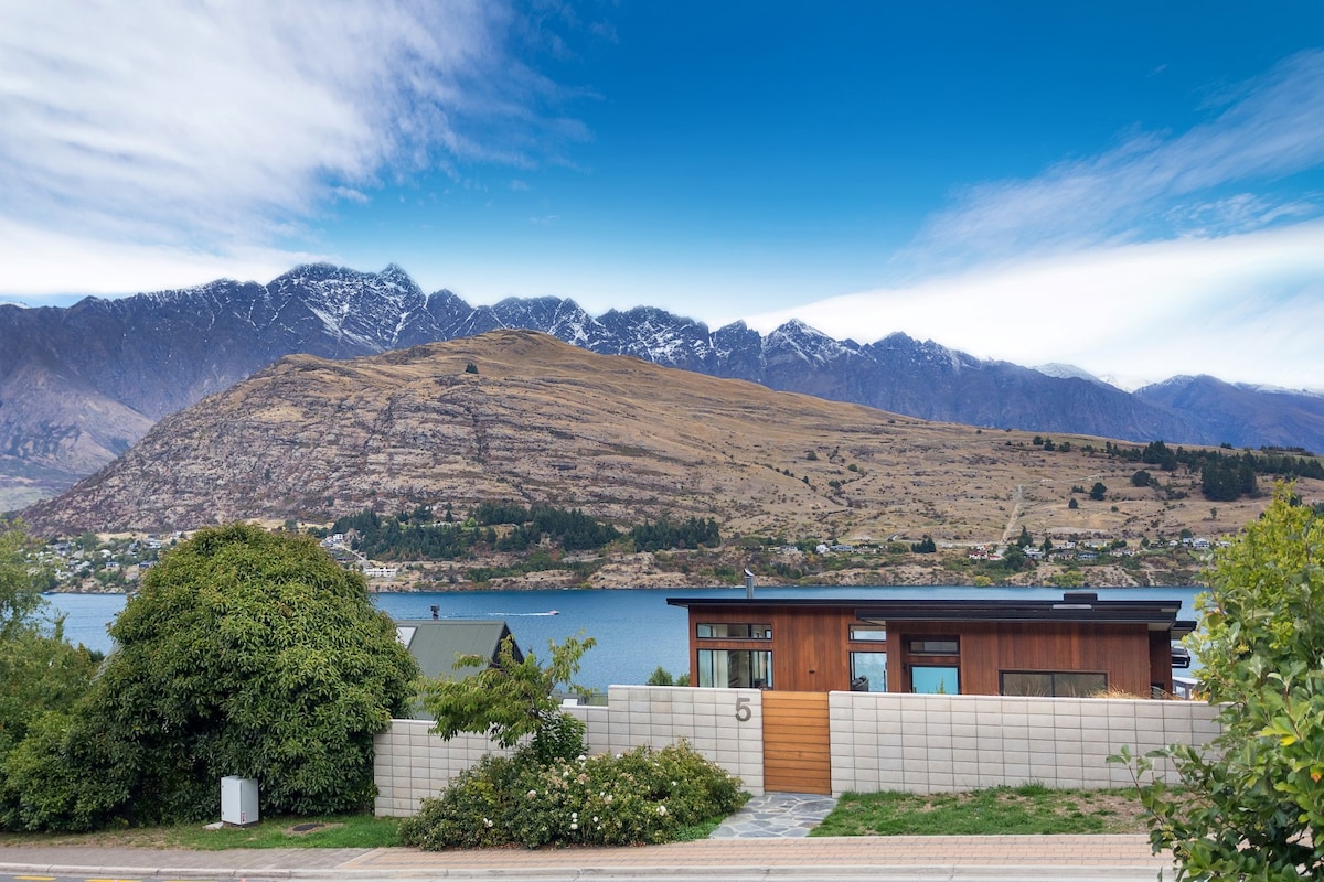 温馨的家庭住宅，可欣赏宽阔的山景和湖景