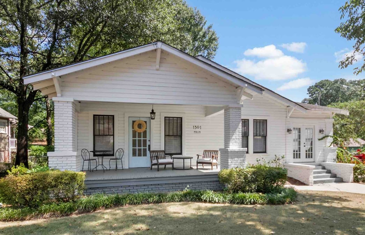 Darling On Main: Lovely home near the U of A