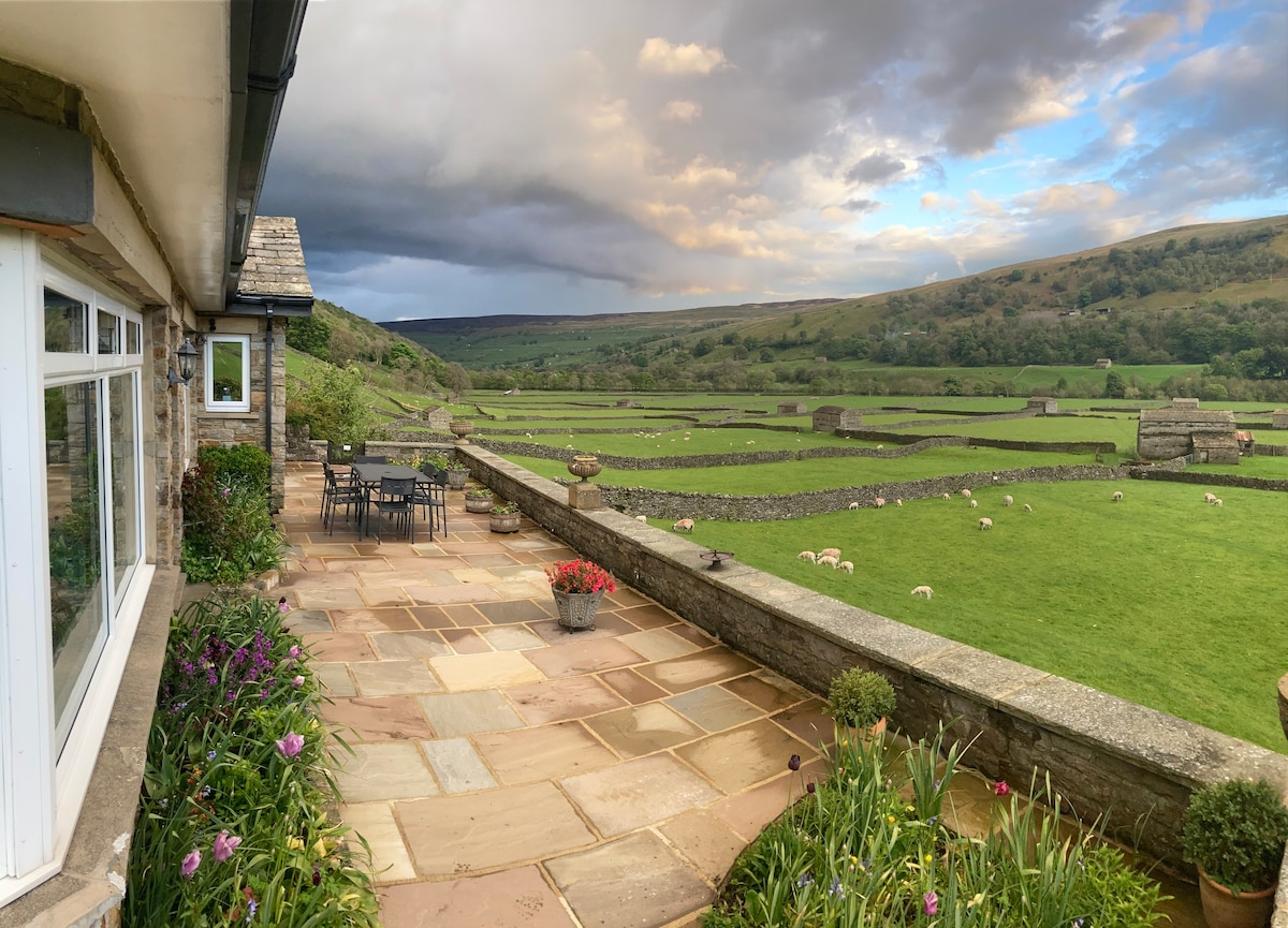 The Garth: A Swaledale Panorama