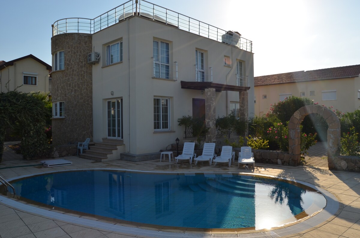 塞浦路斯北部度假别墅三卧室泳池