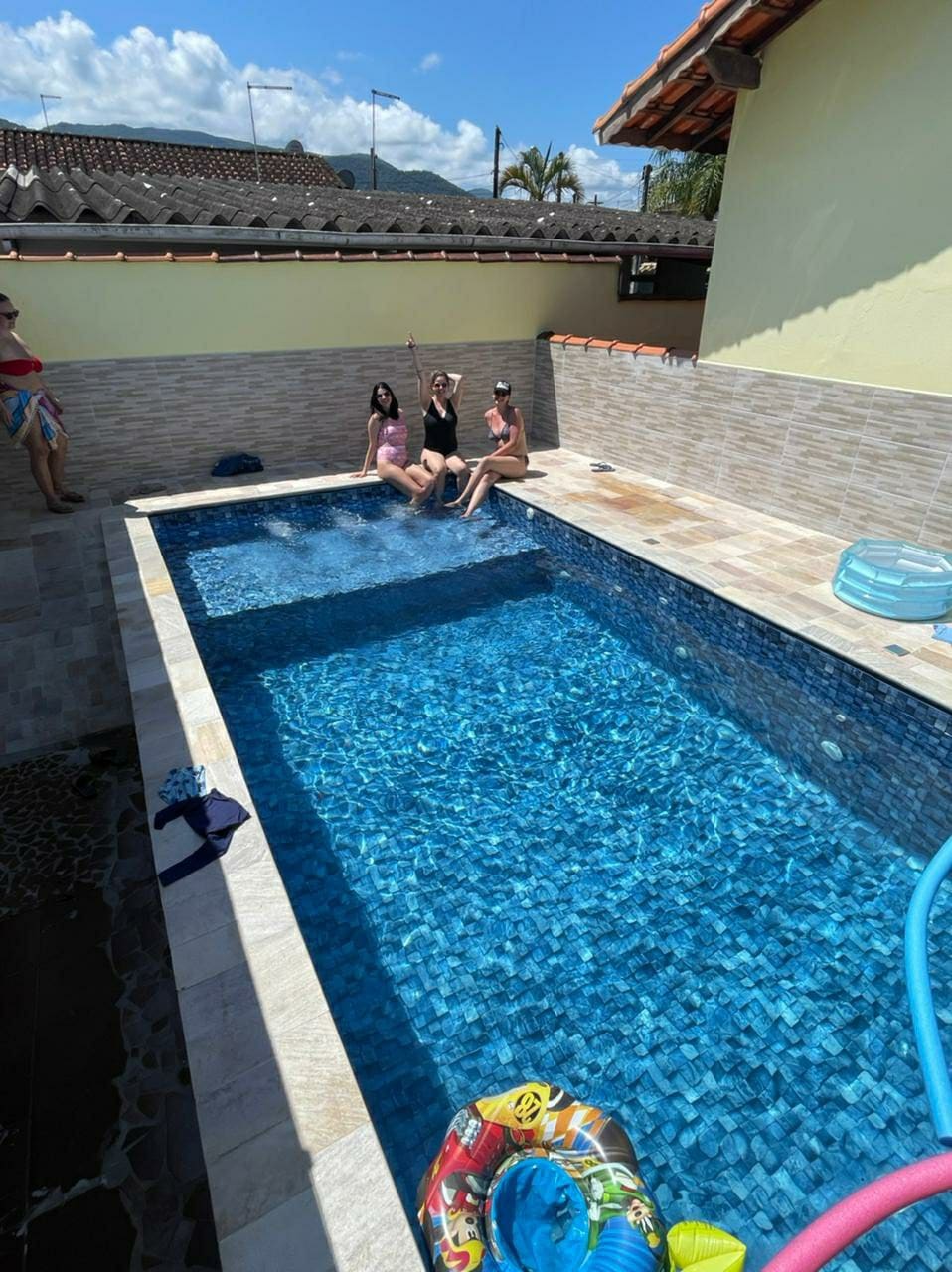 Casa na Praia Grande com泳池和无线网络