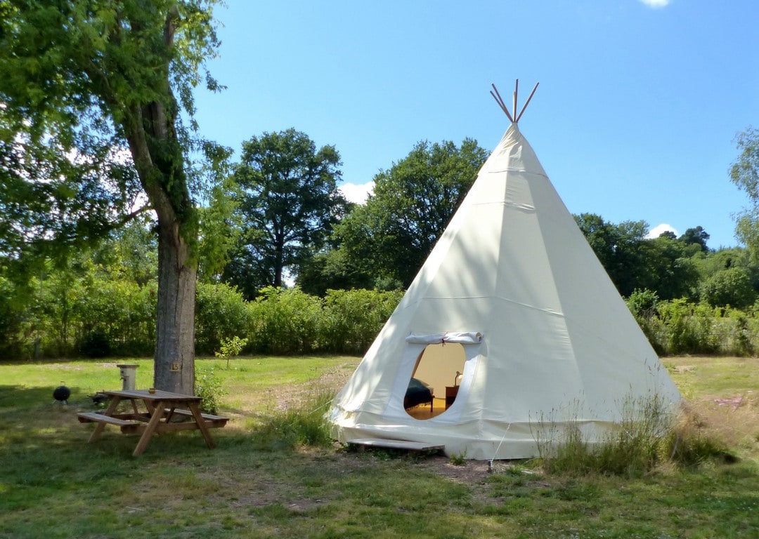 湖边的印第安帐篷