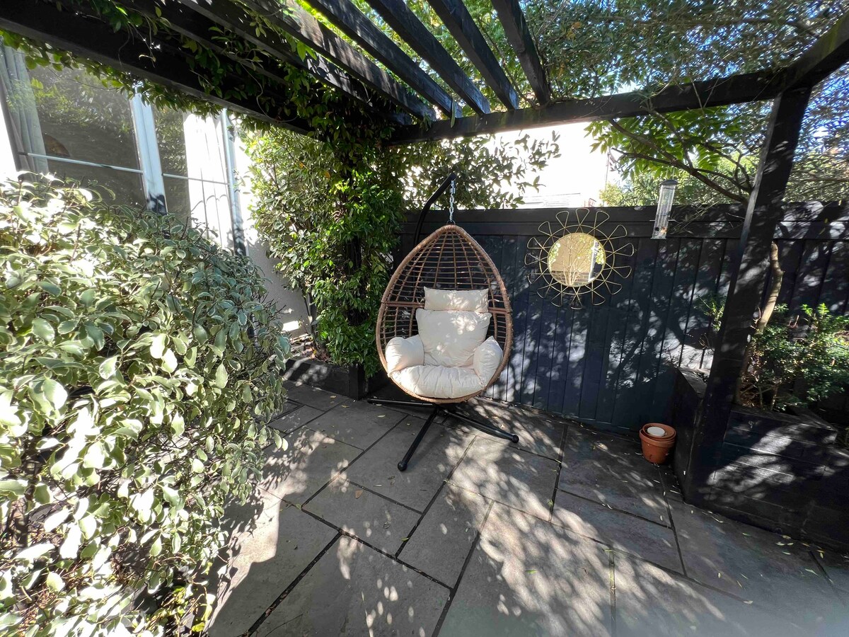 Private garden oasis in central Bristol