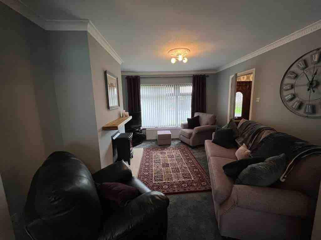Quiet 3 bed residential home with private parking
