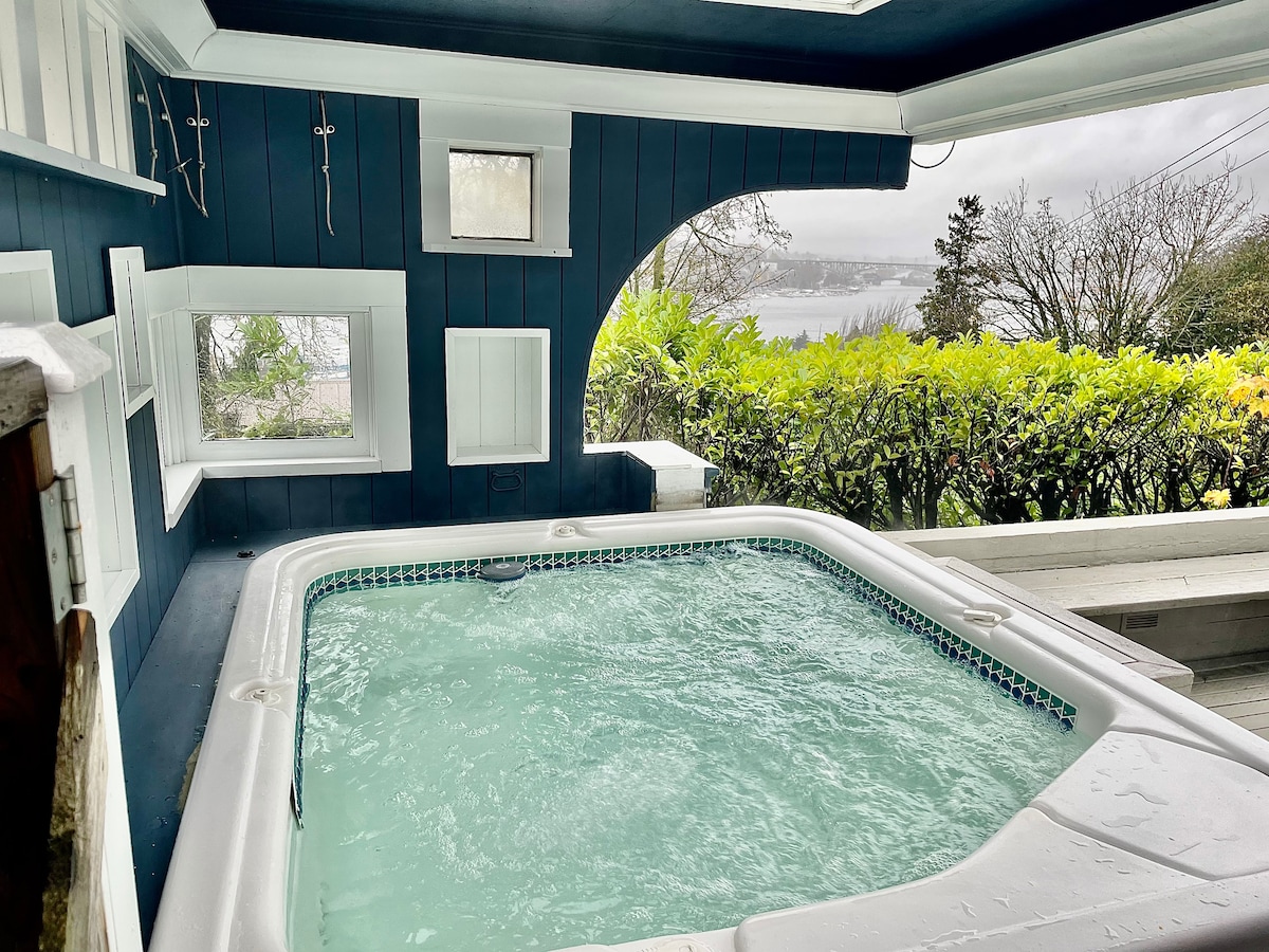 带热水浴缸和太空针塔景观的愉快双卧室房源