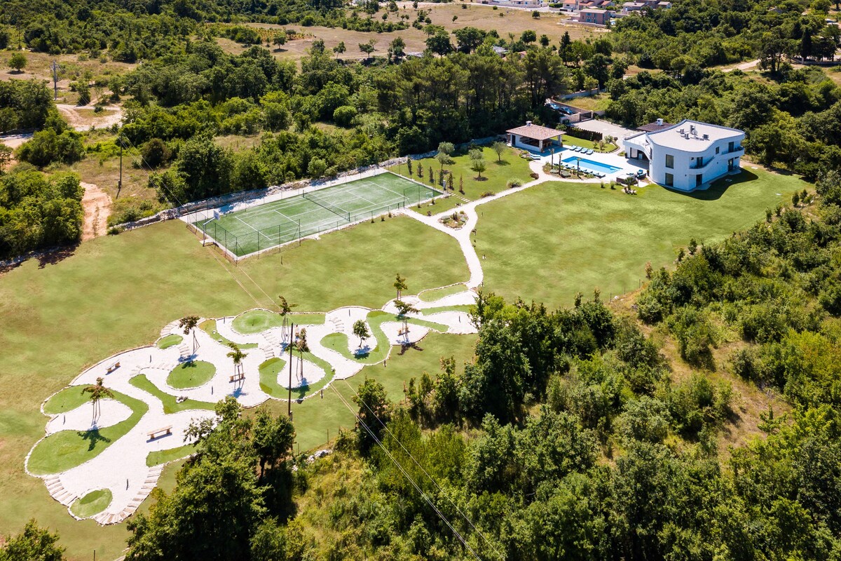 Villa LaDominika, 10.000 m2, private tennis court