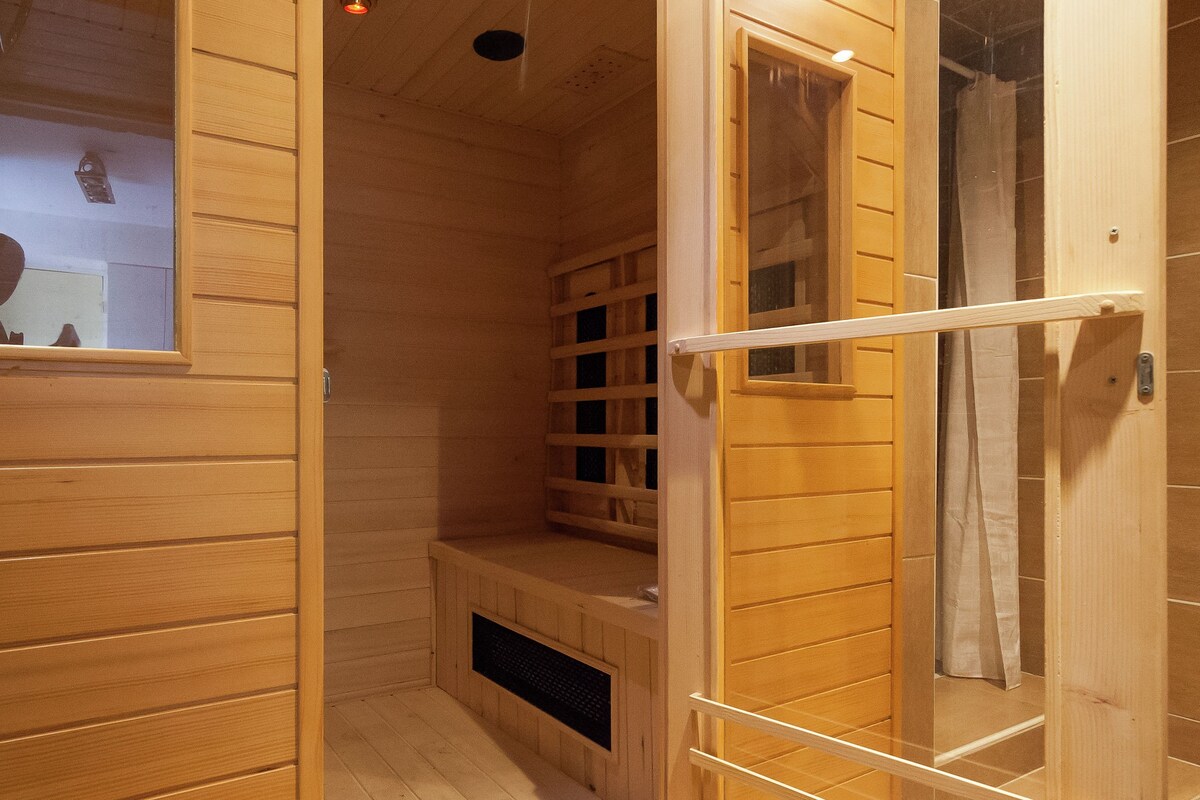 Elegant house with heated pool and sauna