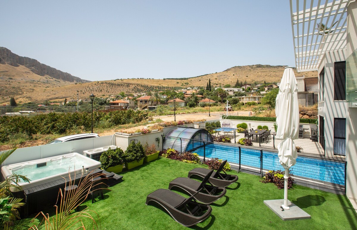 Modern Luxury Villa with Jacuzzi & Pool in Migdal