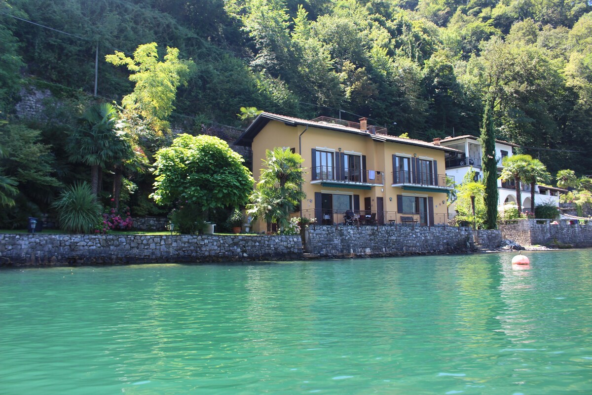 CASA GIALLA: Traumhafte Villa direkt am See