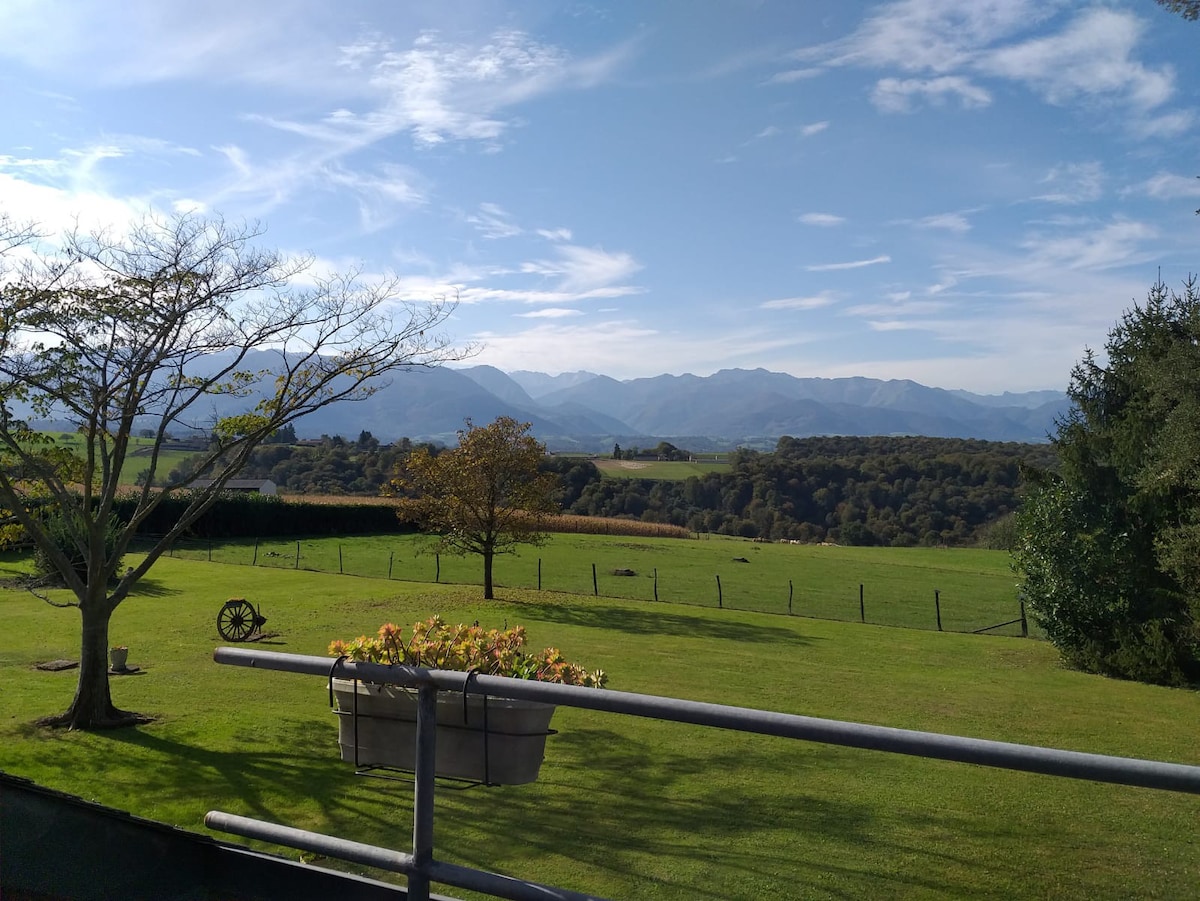 比利牛斯山脉全景「Les 3 Colines」