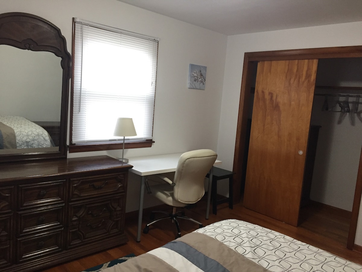 Large bedroom close to LECOM