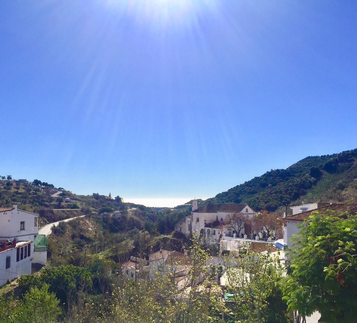 位于山村的明亮联排别墅，可欣赏海景