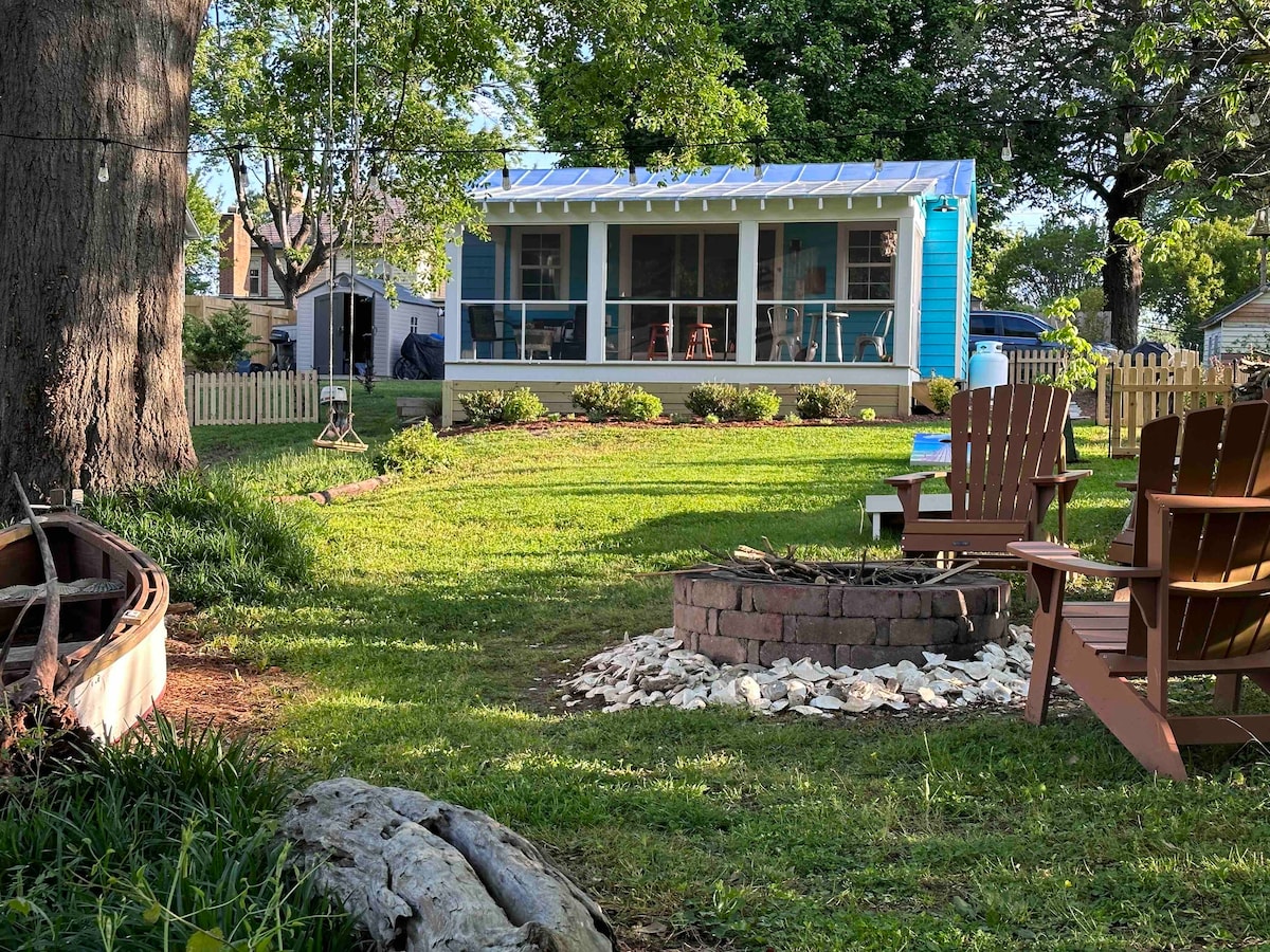 Waterfront tiny cottage-kayaks and bikes included