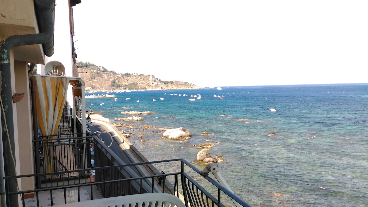 贾迪尼纳克索斯（ Giardini Naxos ）面向海景的房源