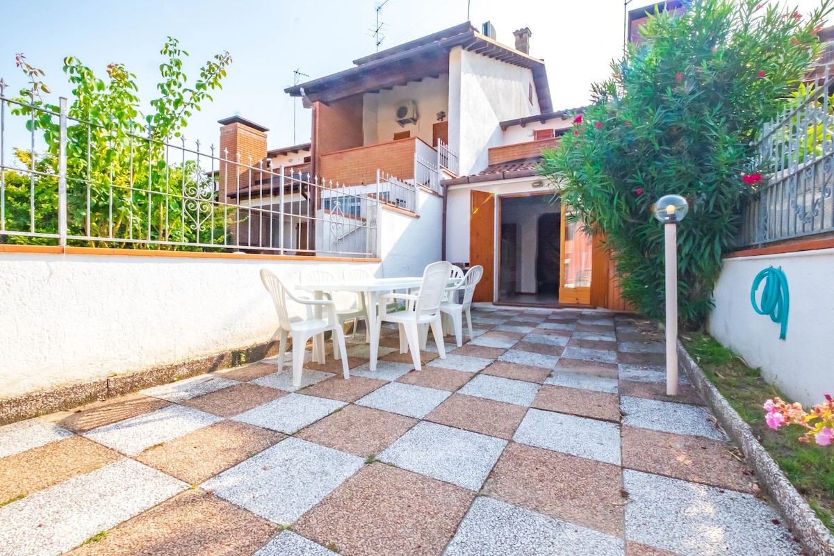 Spacious villa, 350 m from the sea, 8 beds, clima