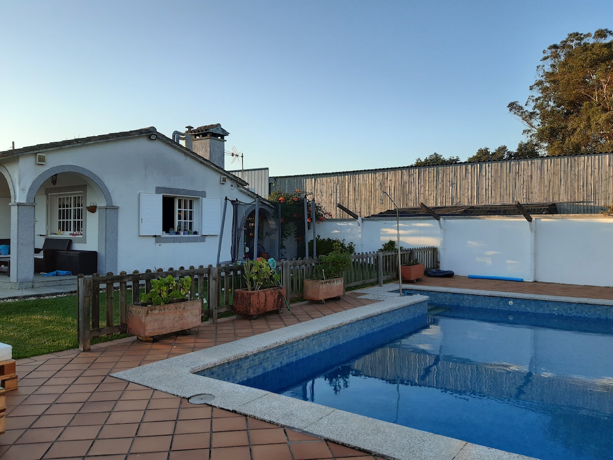 Una casa para descansar y divertirse con piscina,