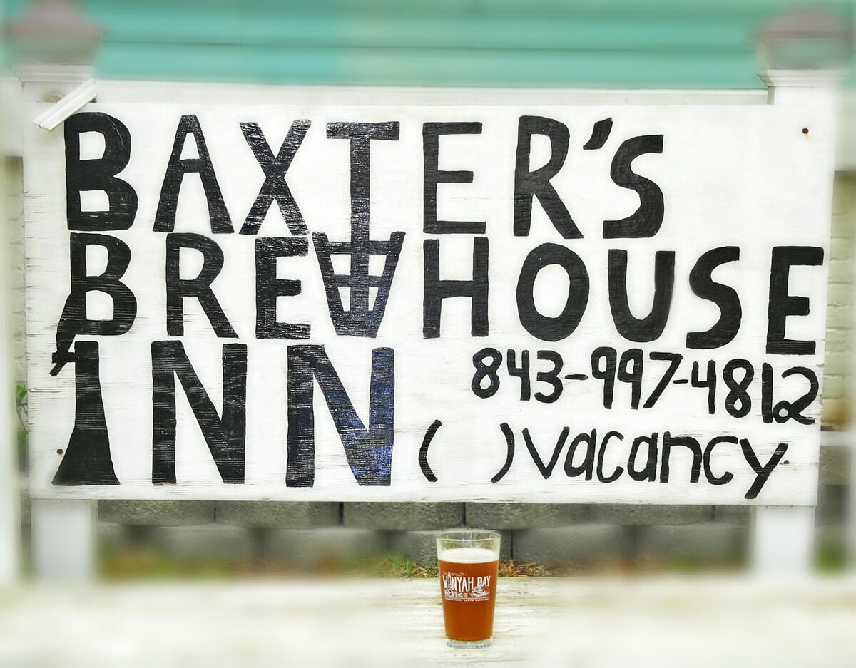 Baxter 's Brewhouse Inn Bed & Brew的紫色客房