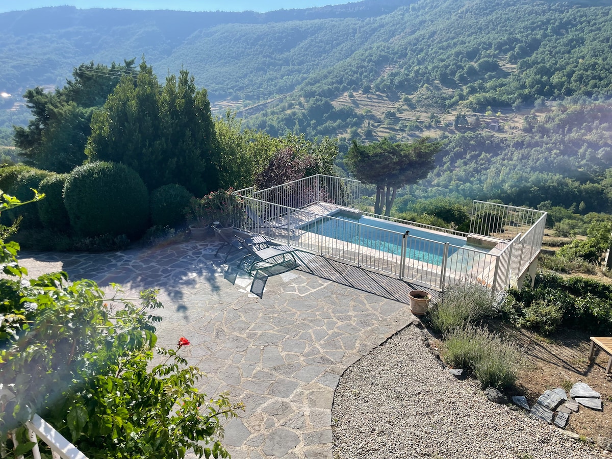 Gites en Ardèche avec piscine et vue sur la vallée