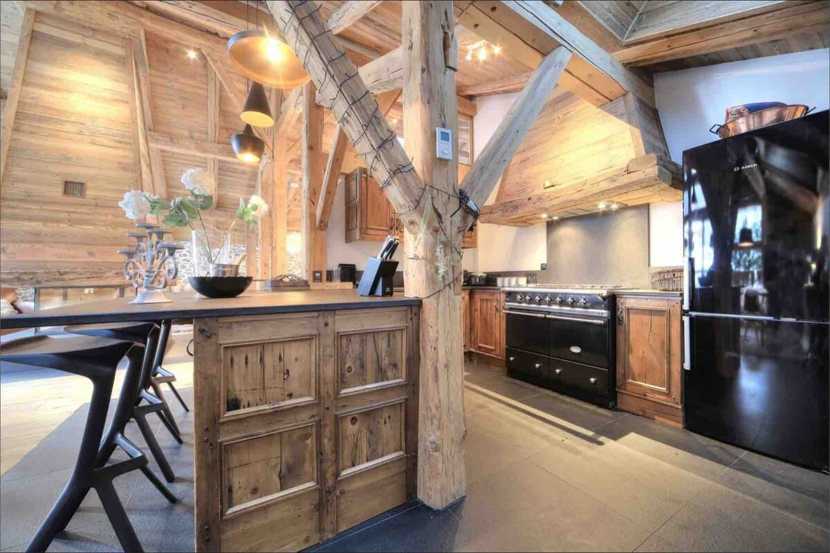 Luxury 350 sq m chalet with hot tub and EV charger