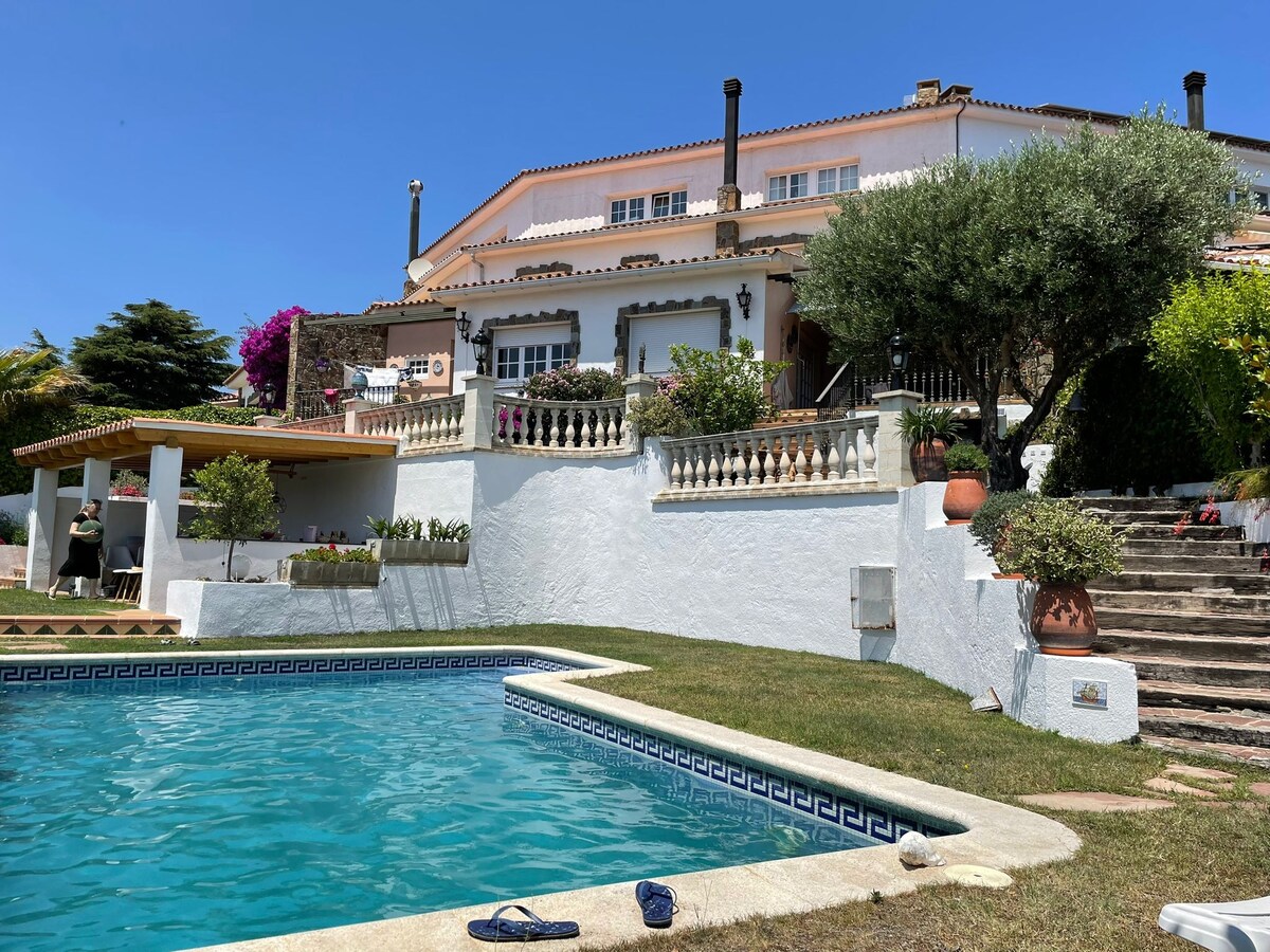 Vistas al mar, piscina y relax.