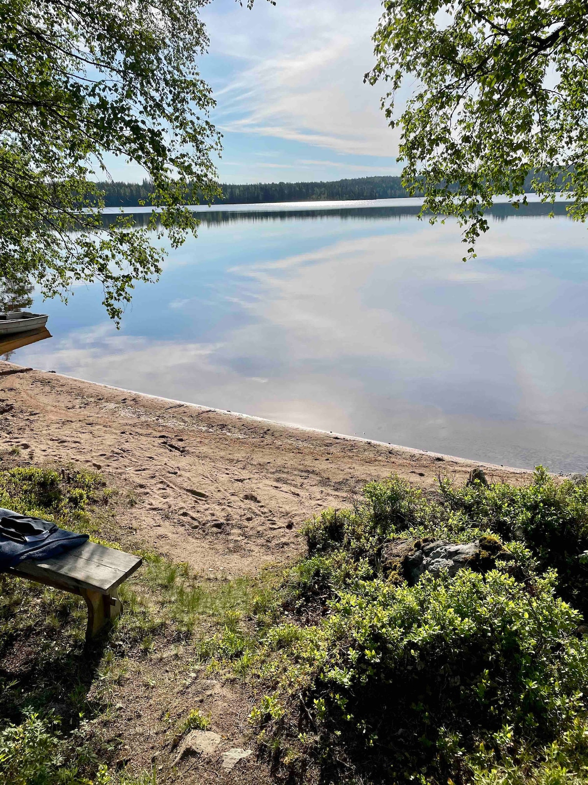 Unikt ostört läge, stuga vid egen badstrand