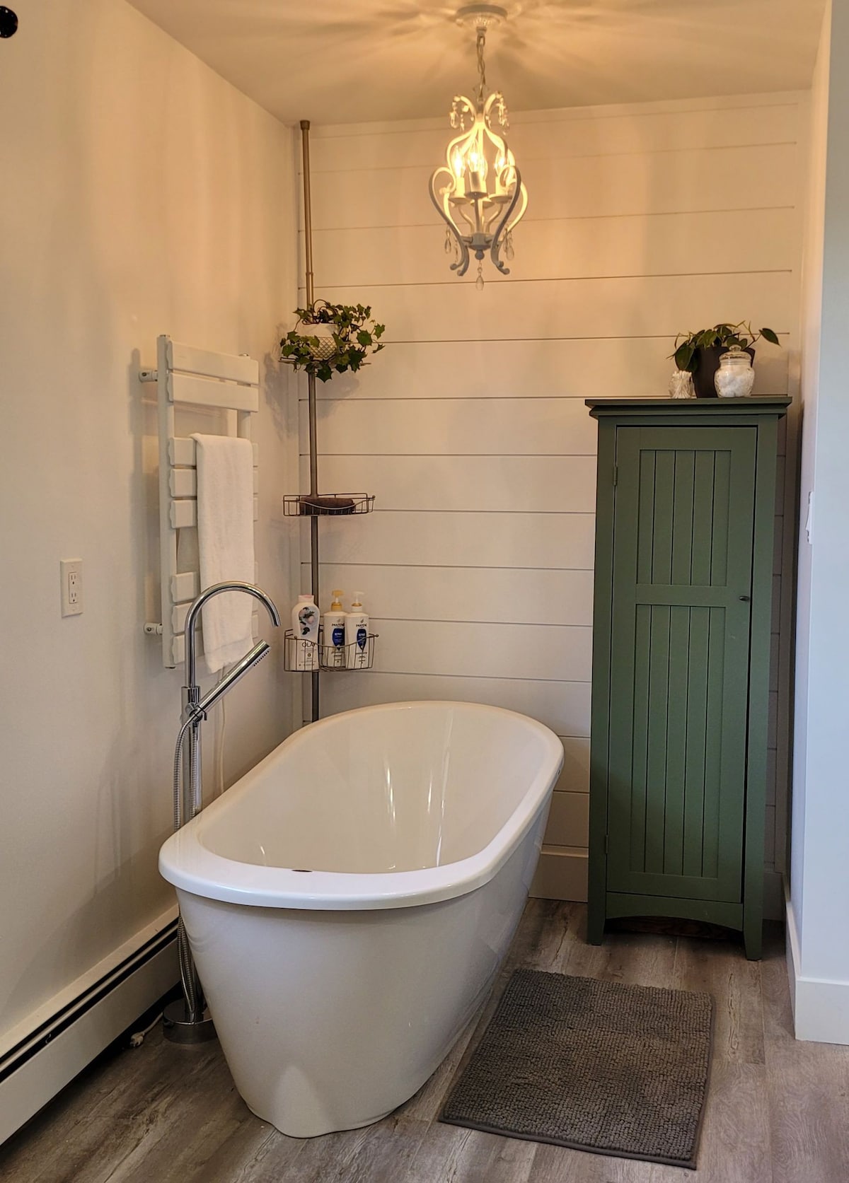 Brown 's Midtown Retreat ；舒适的家，室内软浴缸
