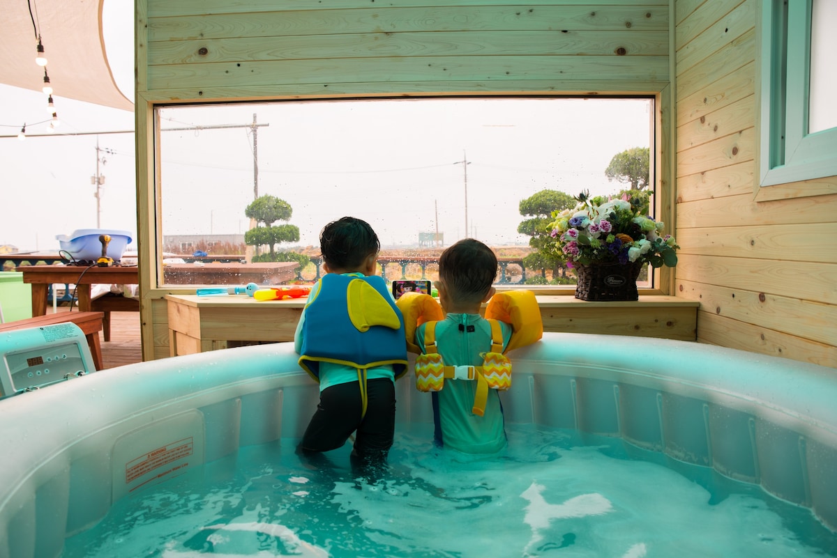 热水疗中心、儿童膳宿公寓，让孩子们享受乐趣，可欣赏海景，环保柏树新家具