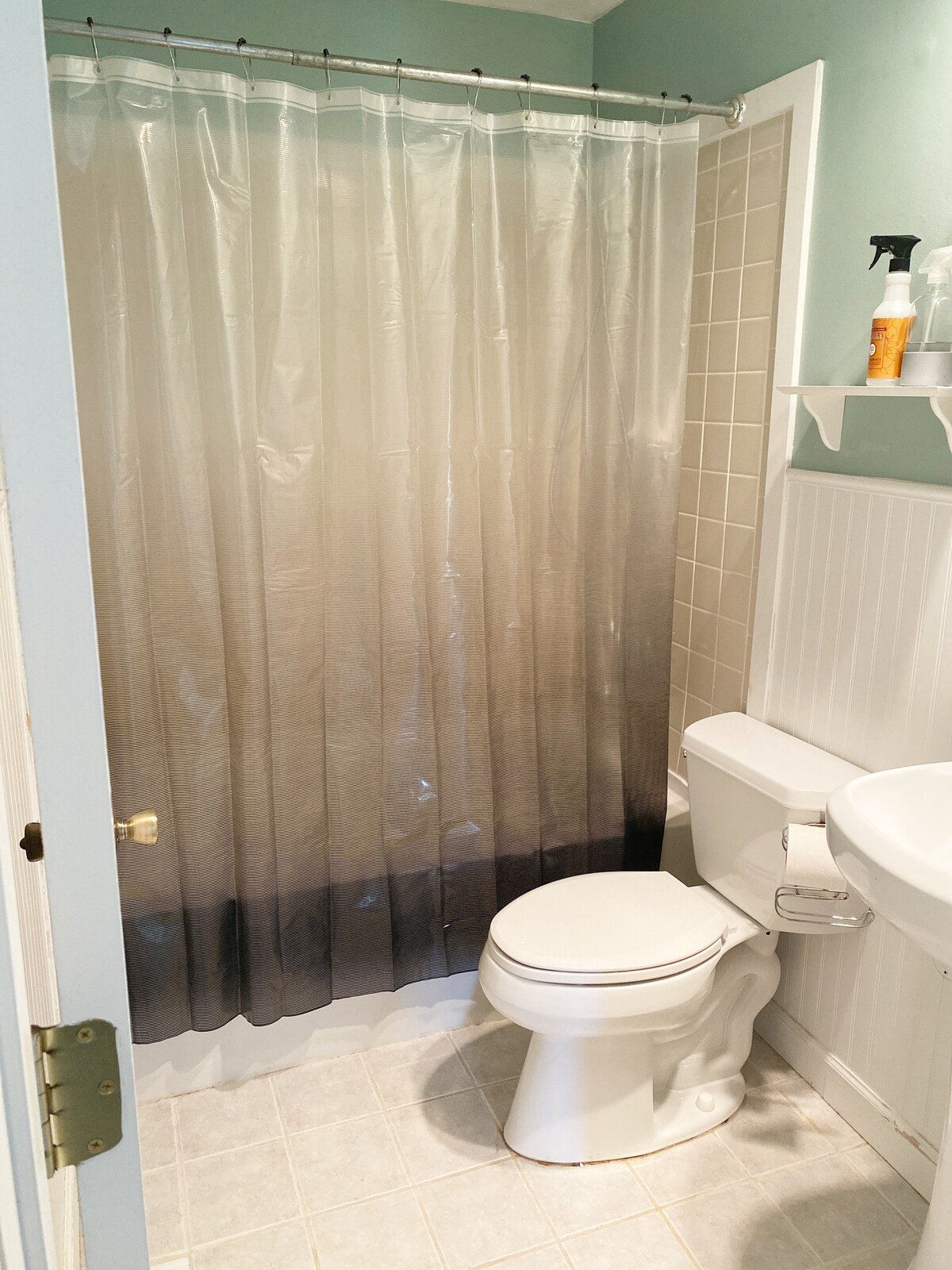 Cozy 1 bedroom Airbnb with private bathroom