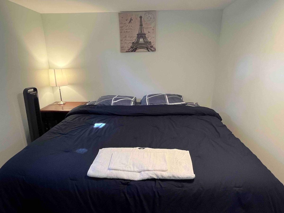 King-size bedroom 10’ from Airport, parking avail.