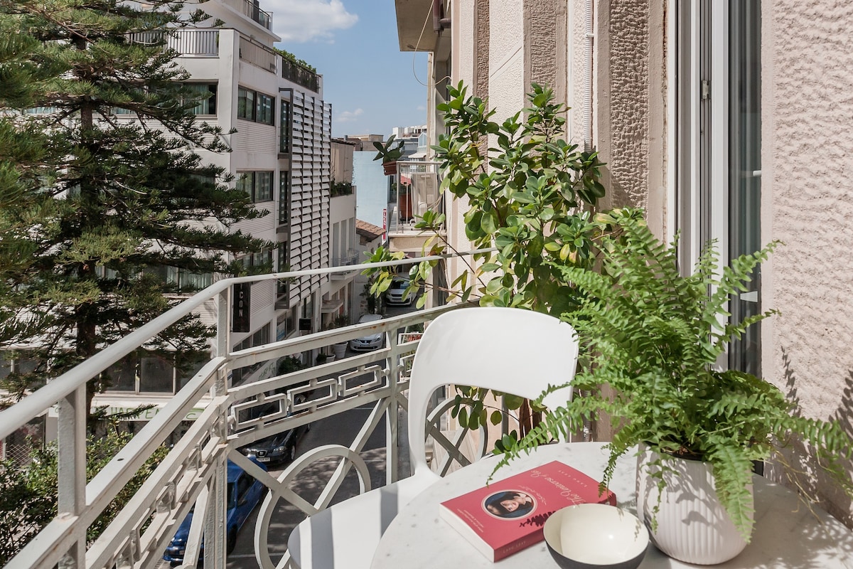 色彩缤纷的公寓，带阳台，位于历史悠久的Monastiraki