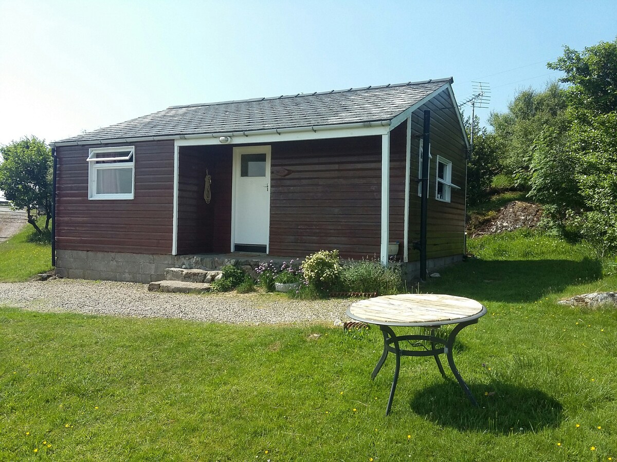 HOLLY @ Rustic Cabins on the NC500 nr Lochinver