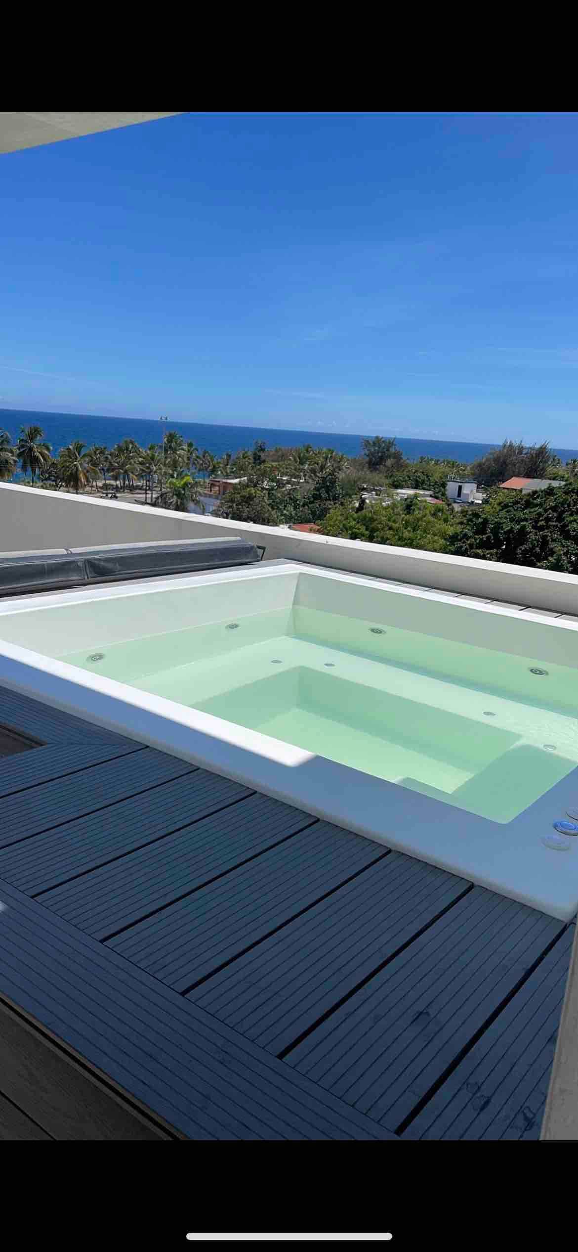 2 bedroom vacation-home with PRIVATe Jacuzzi.