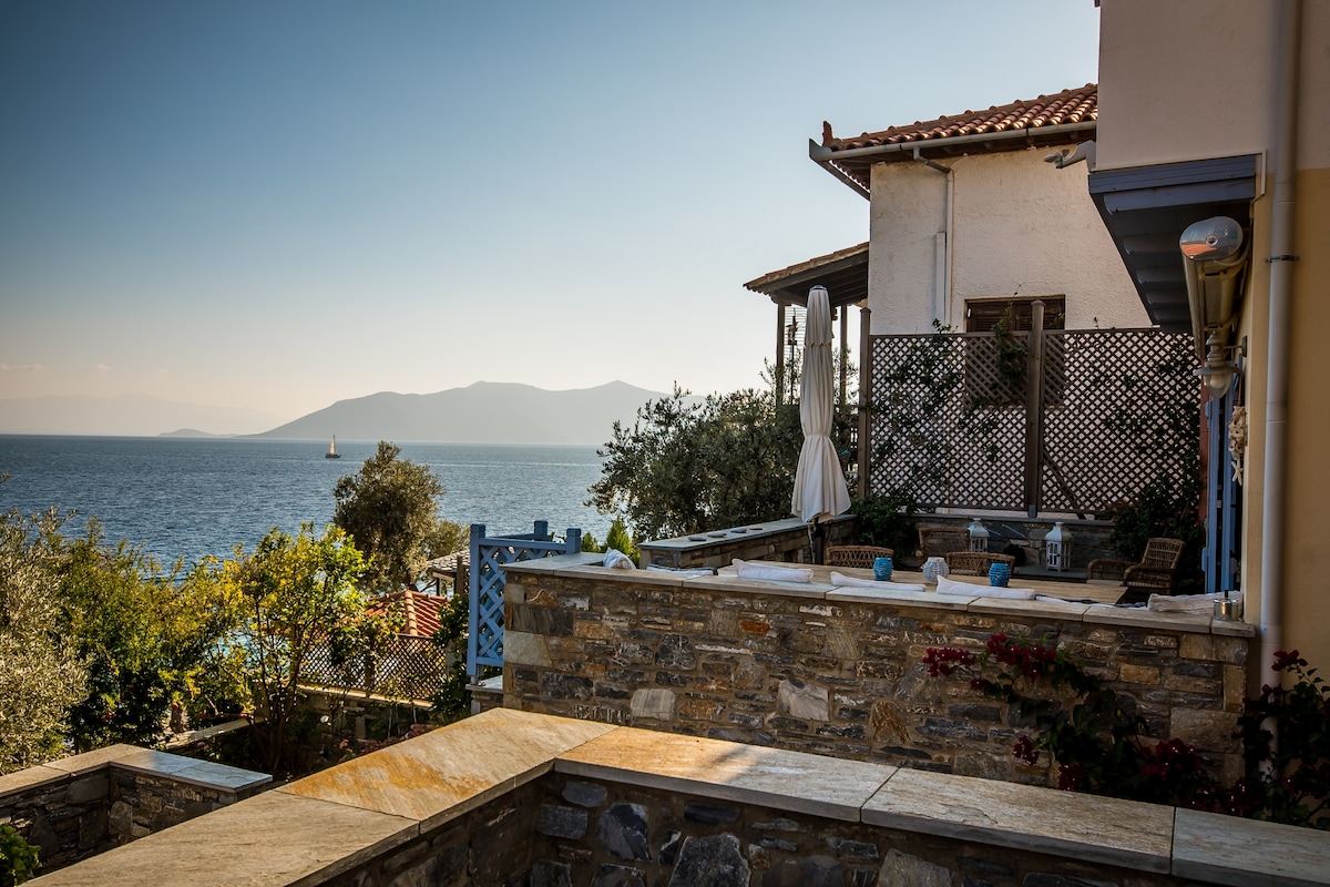 Villa in front of the sea with private beach