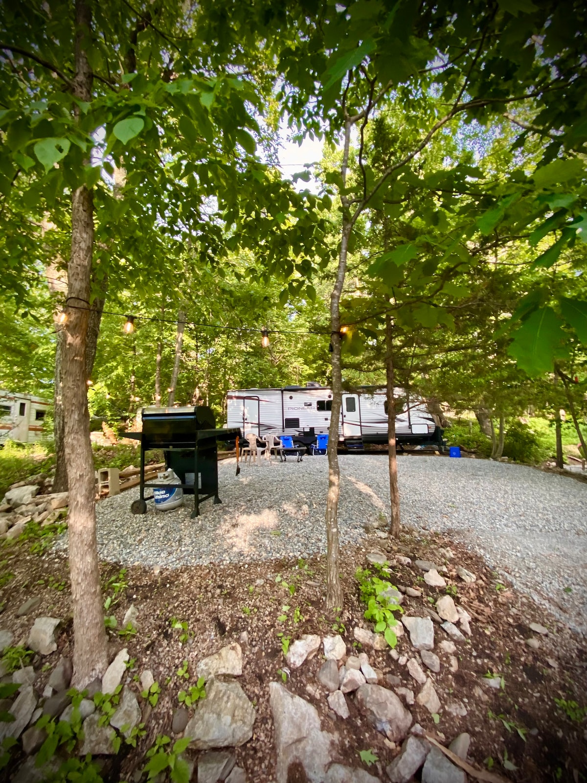 "Glamping" Camper/RV in Campground w/Lake & Pools