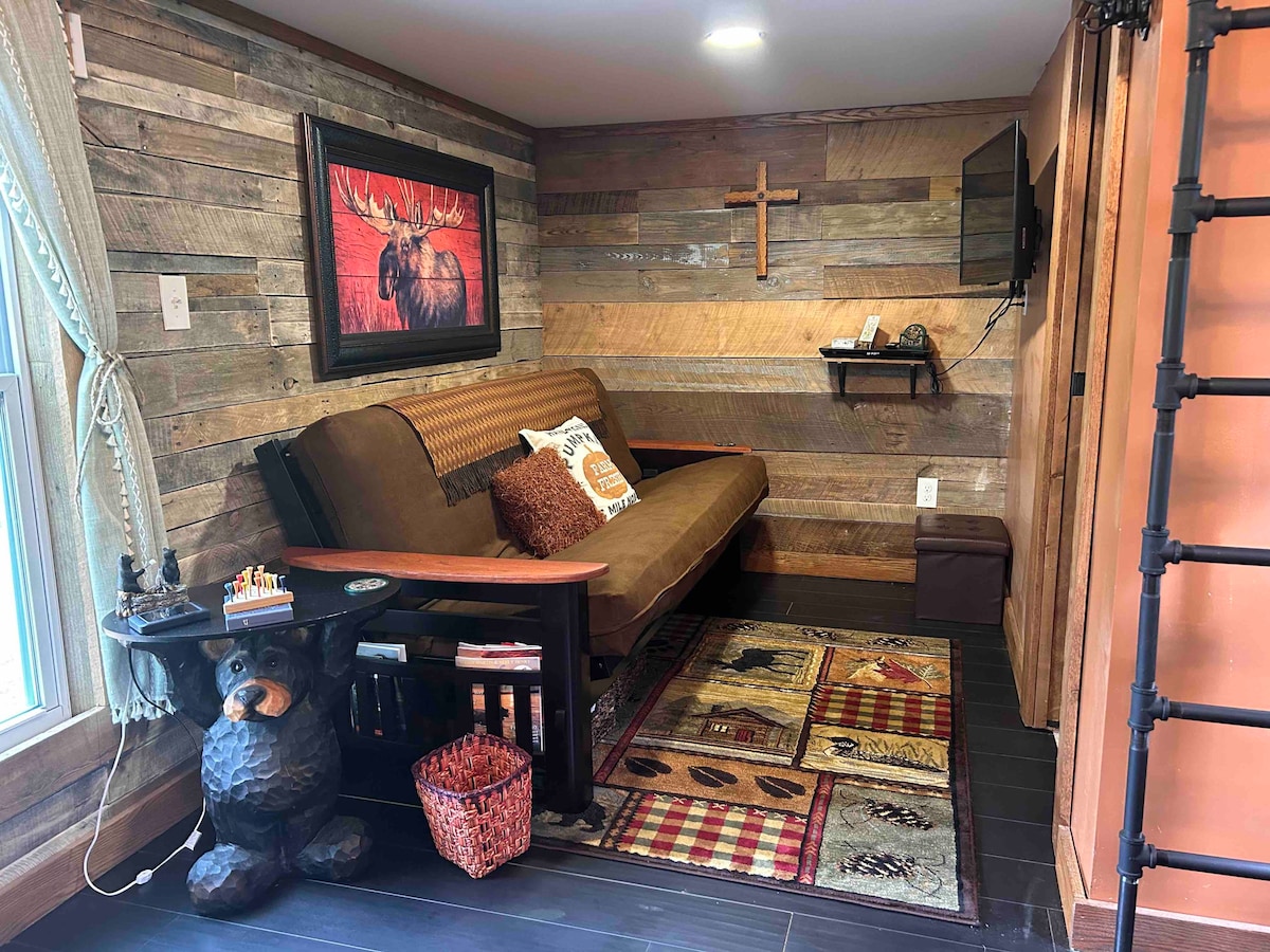 Private TinyBarn cabin in Woods (best amenities)