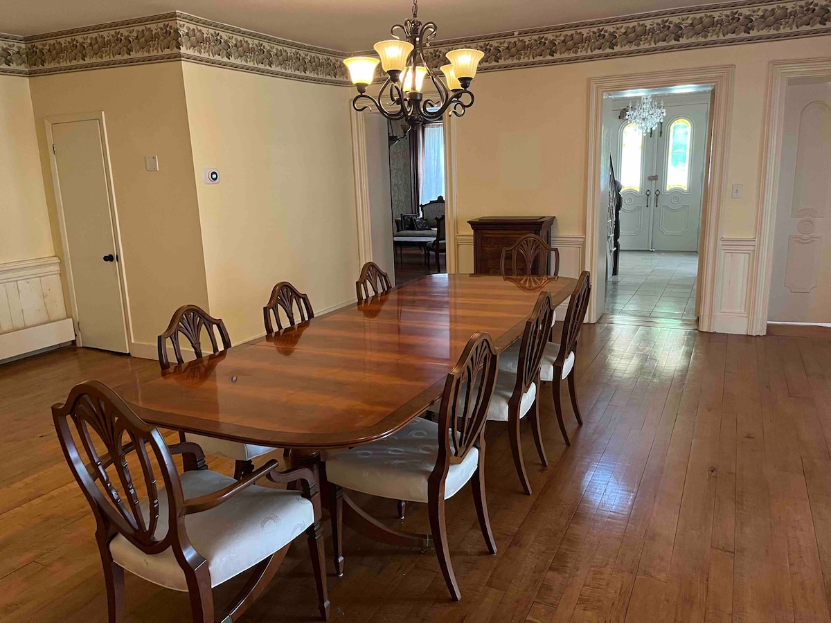 Schmitt Room in Historic Home near St. Albans