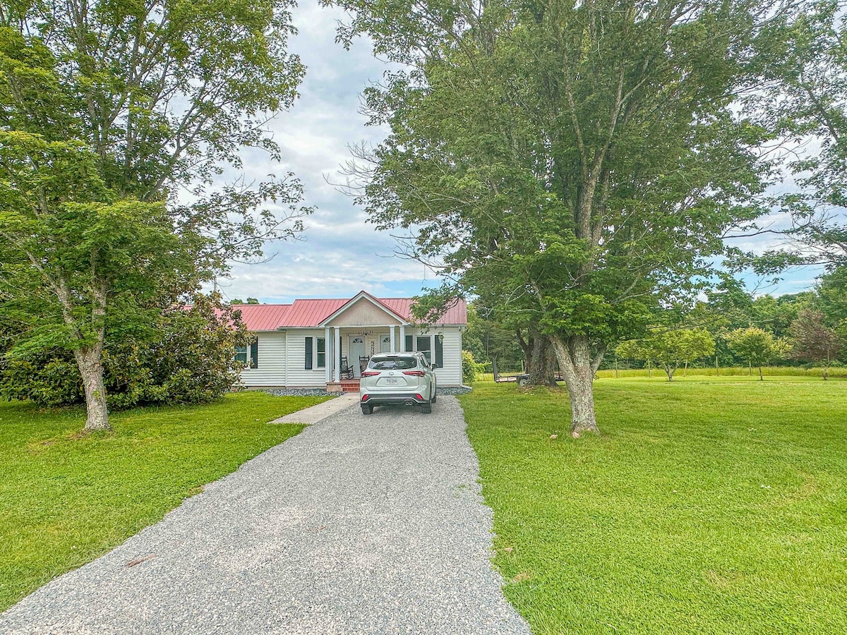 Farmhouse Cottage on 45 acres~Hot Tub, Fire Pit