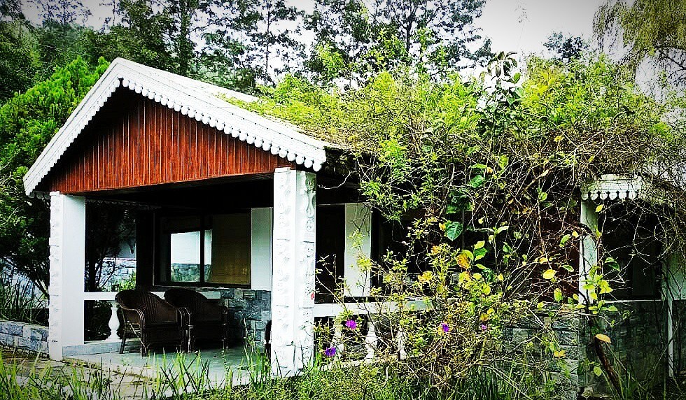 Cottages by the Naukuchiatal Lake