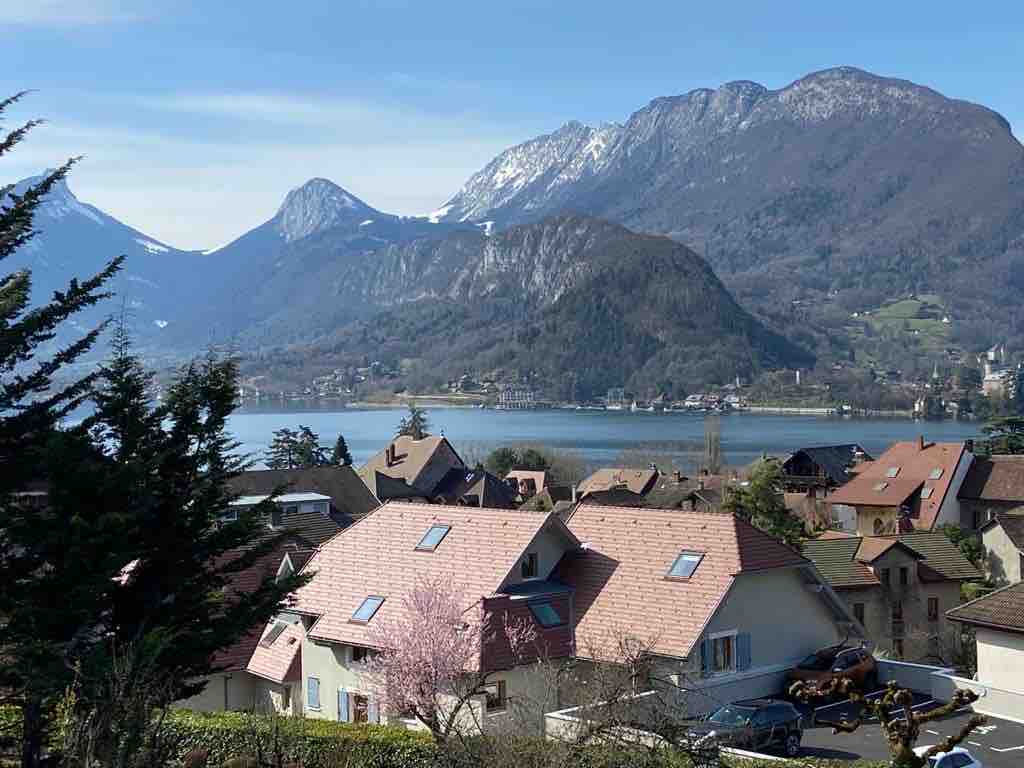 塔卢瓦雷斯（ Talloires ）可欣赏湖景和山景的复式公寓